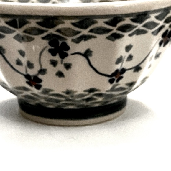 Boleslawca Polish Pottery Fluted Bowl Woven Pansies - Picture 2 of 6